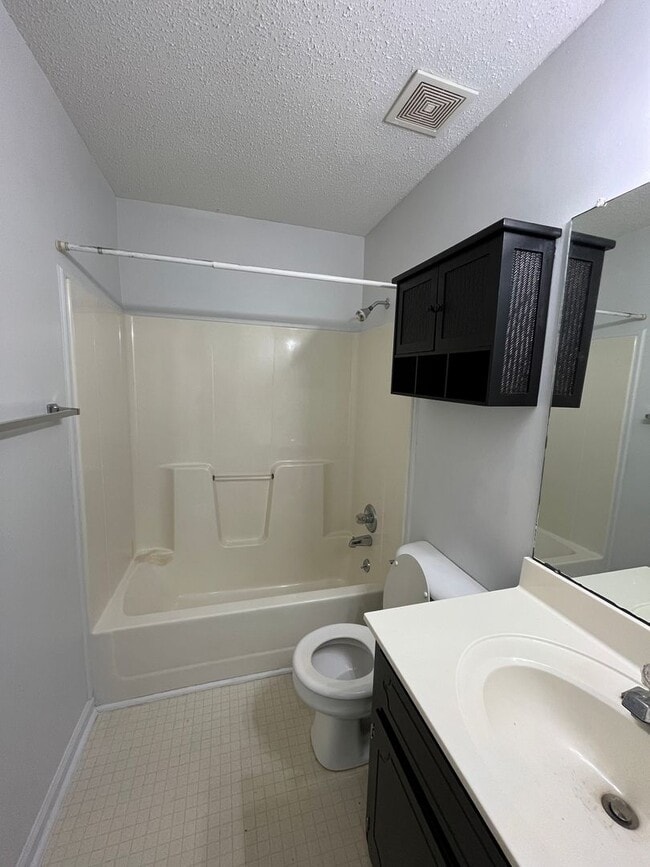 Building Photo - Available Now! Great Home Close To Fort Campbell!