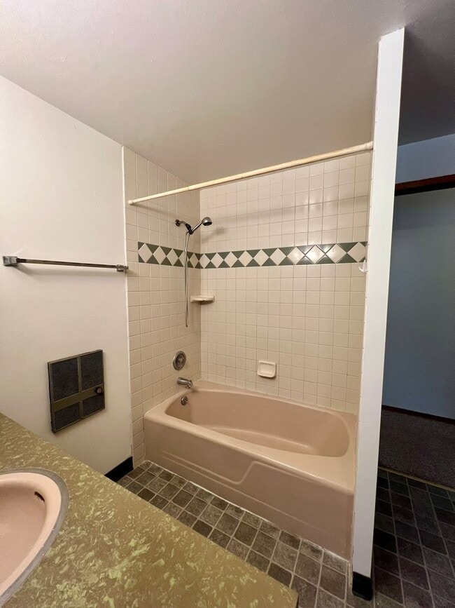 Building Photo - West Olympia Tri-Level Home