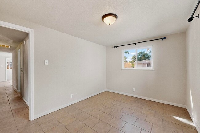 Building Photo - NE 3 bedroom 1 bath 1348/sf