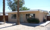 Building Photo - Central DHS, 2 BEDROOM, 1 BATH SINGLE FAMI...