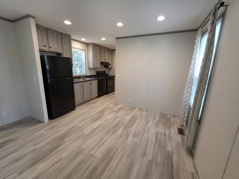 Building Photo - 1308 W Arlington Ave