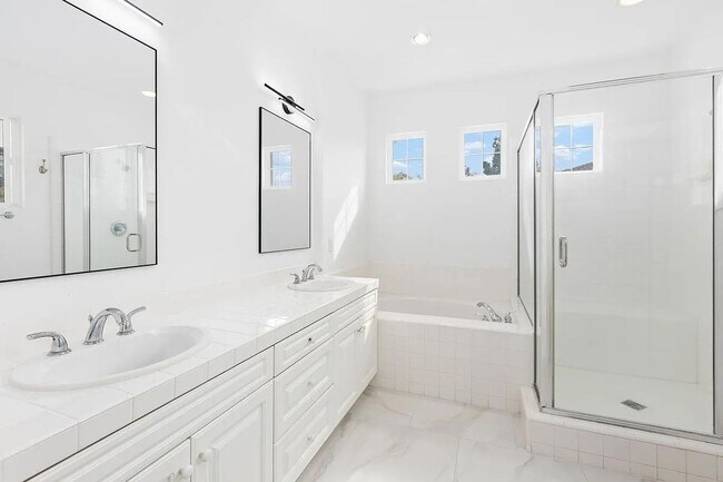 Building Photo - Don't miss out! Gated/Secured 3 br 2 ba home
