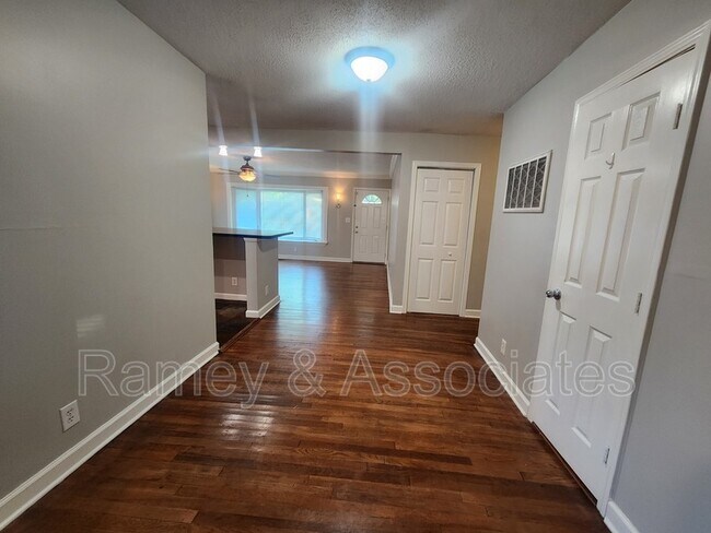 Building Photo - 3022 Betty Ln