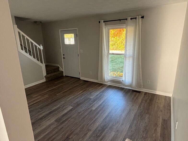 Building Photo - 895 N Cedar Rd