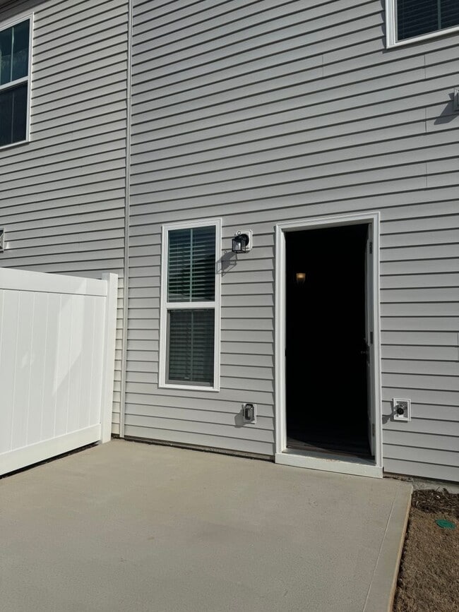 Building Photo - Stunning 3BR 2.5BA Townhome in Jamestown