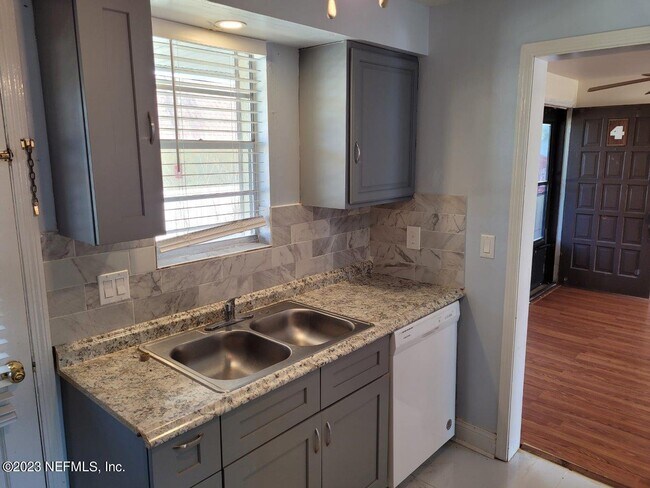 Building Photo - 1540 El Prado Rd