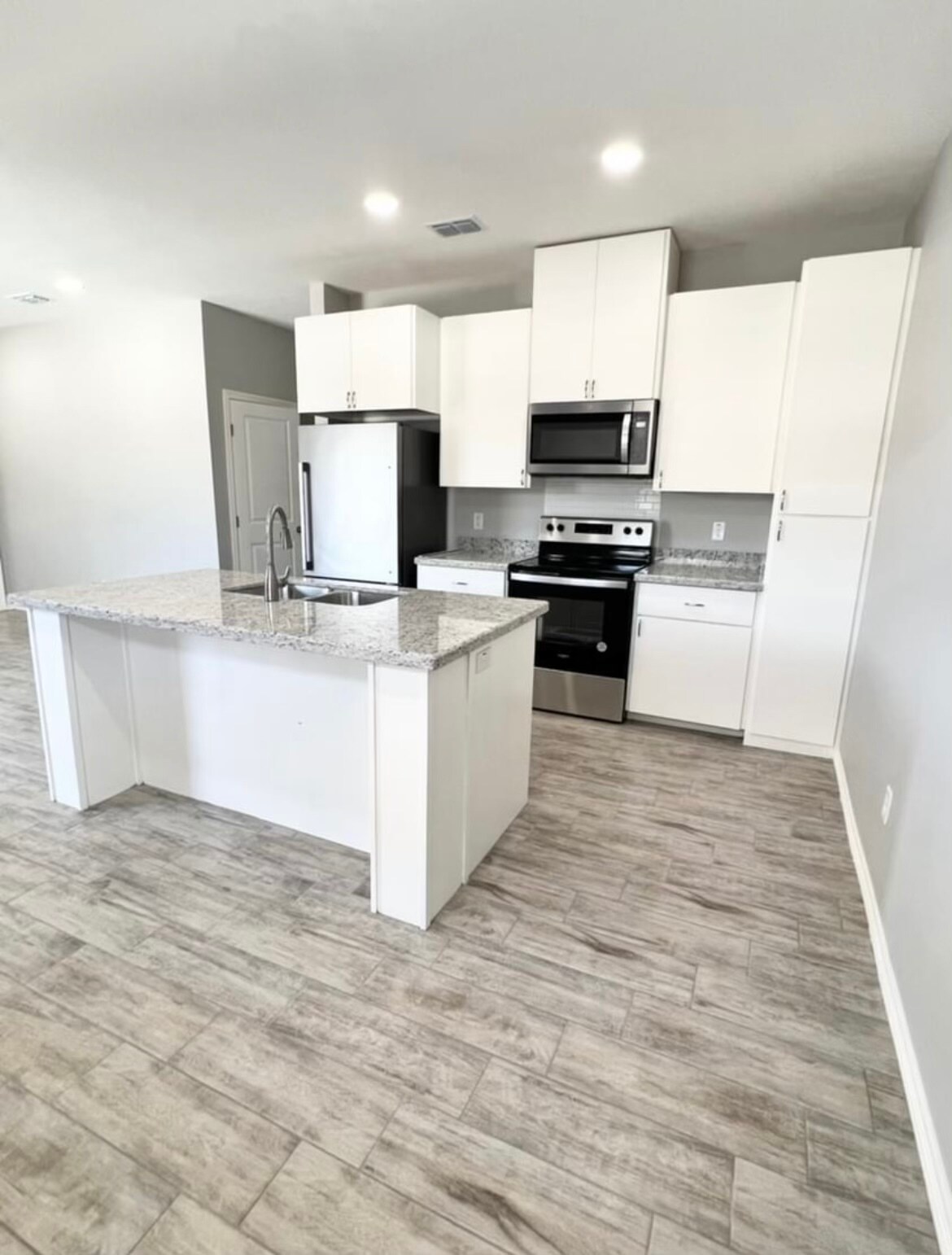 Building Photo - 1406 W Heritage Dr