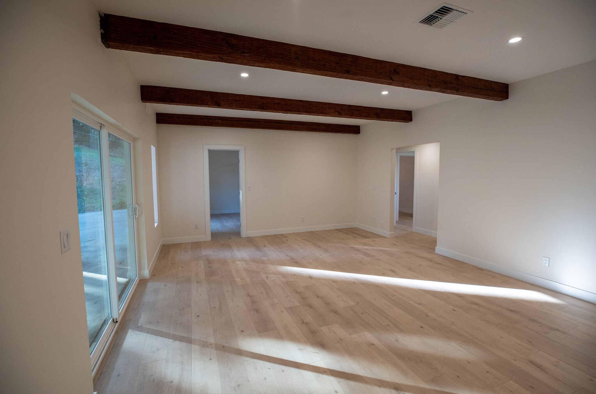 Building Photo - 384 Crazy Horse Canyon Rd