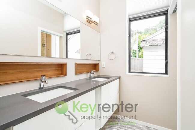 Building Photo - Inviting 3bed Seattle Home with Garage, Yard, and Parking!