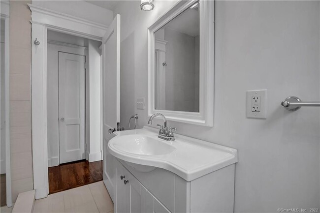Building Photo - 928 Elm St
