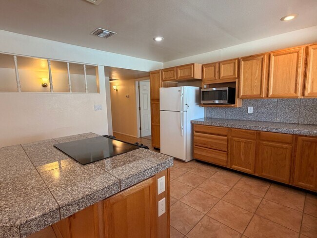 Building Photo - 718 E Manhatton Dr