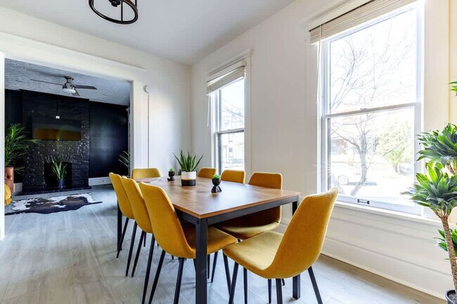 Building Photo - 313 W 4th Ave