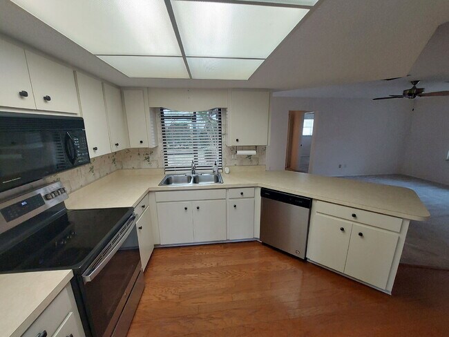 Building Photo - "Charming 2-Bed, 2-Bath Retreat on Monroe ...