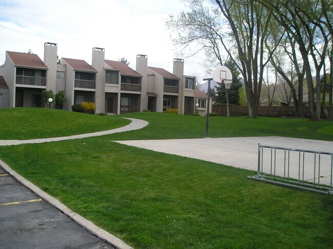 Building Photo - Holladay T/Home in Beautiful Garden Setting