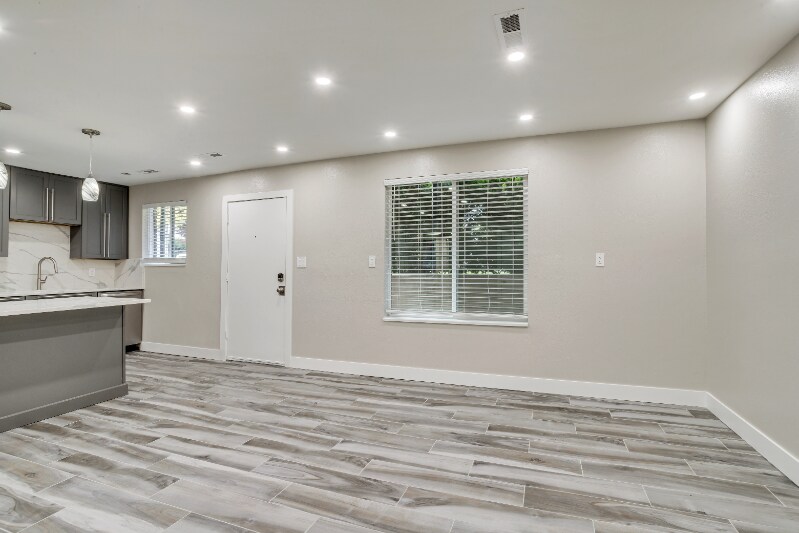 Building Photo - 4371 S Fairbourne Ave