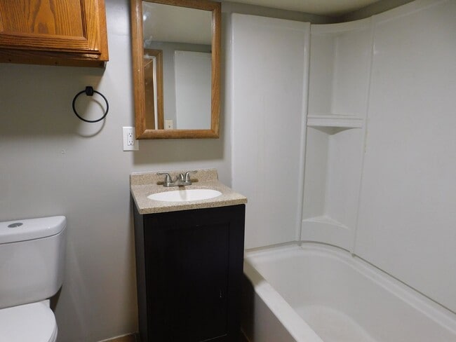 Building Photo - Recently updated 1 bedroom apartment in Wi...