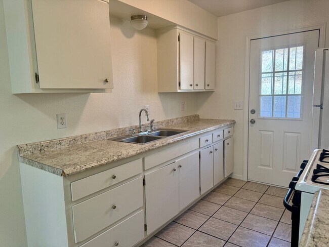 Building Photo - 2 Bedroom, 1 Bath Apartment in Bullhead City – Some Utilities Included!
