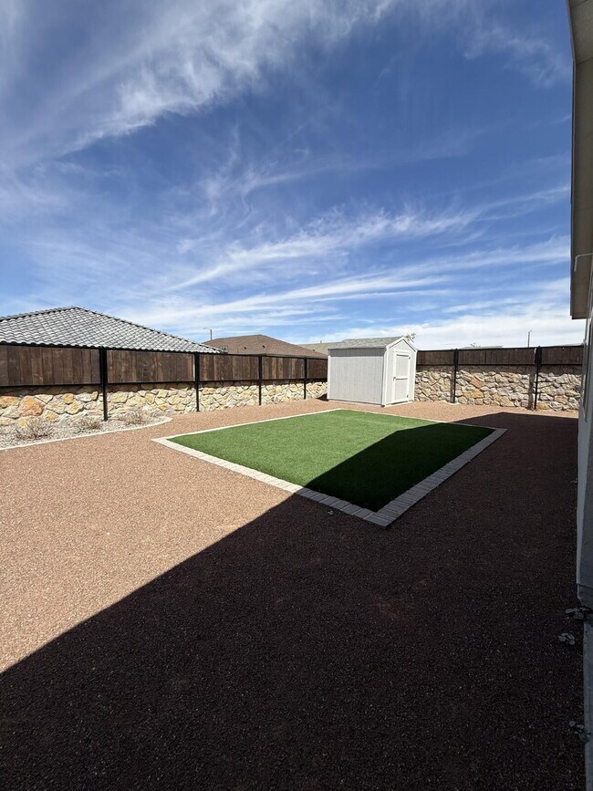Building Photo - Modern retreat with room to grow. Everything you need in the heart of the Westside. Ready to move...