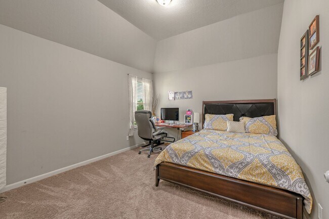 Building Photo - Available August 2026! 4/2.5 in highly desired Castlegate II