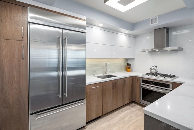 Building Photo - 500 W Harbor Dr