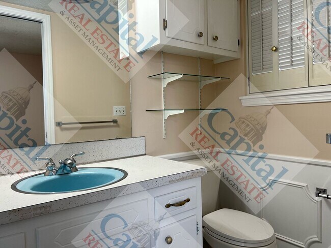 Building Photo - Charming 3 Bedroom