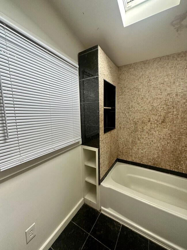 Building Photo - 505 Ingleside Dr