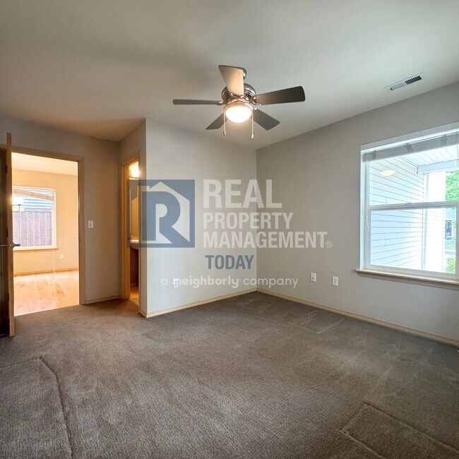 Building Photo - 3 Bedroom + Office Near Amenities!