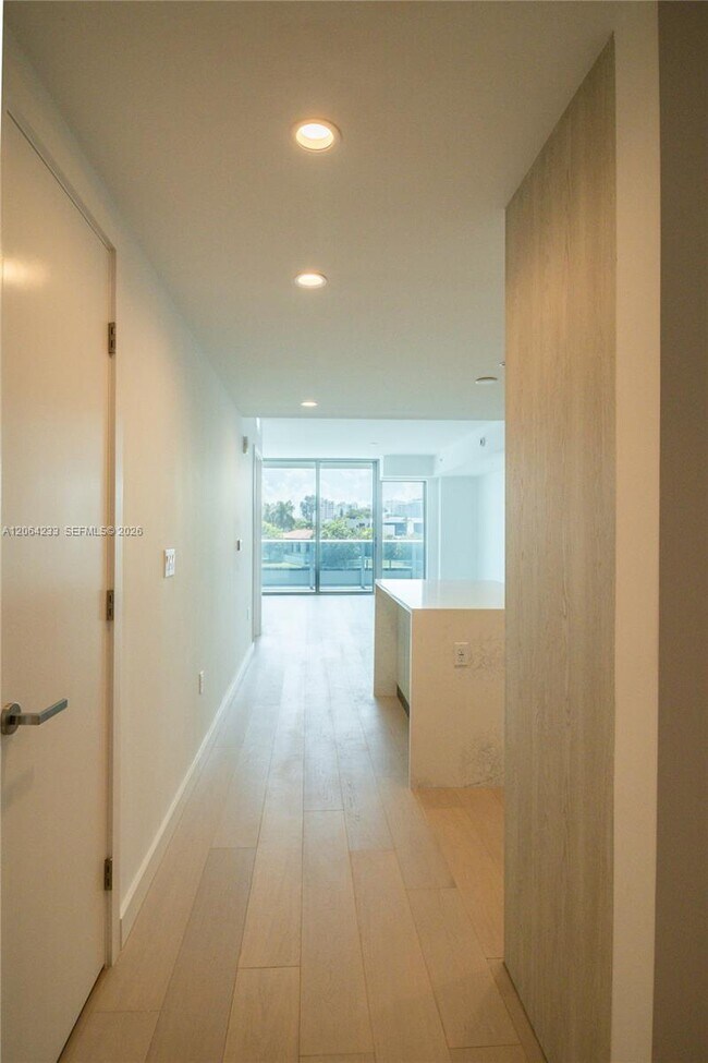 Building Photo - 9221 E Bay Harbor Dr