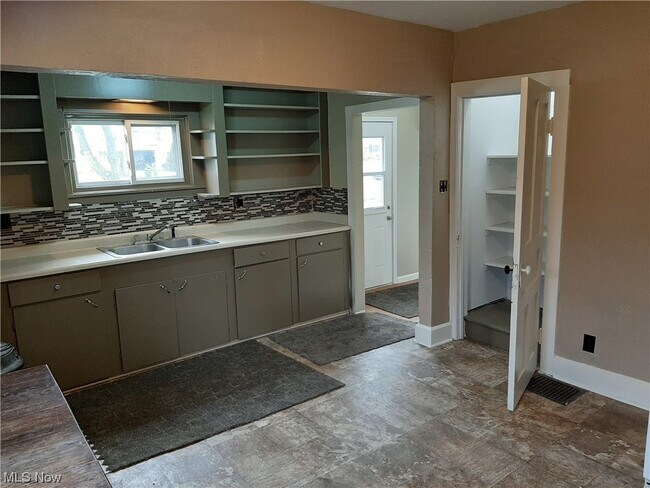 Building Photo - 114 S Wooster Ave