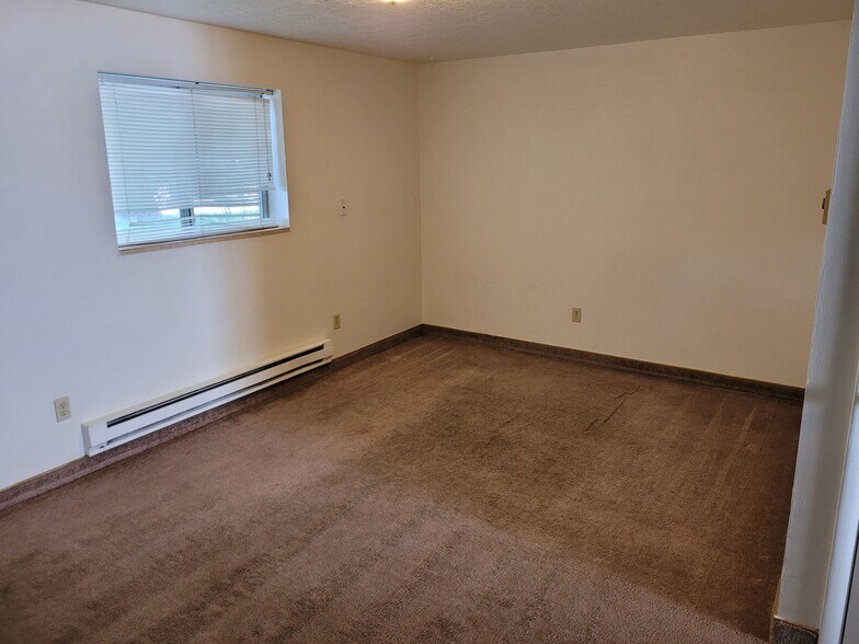 living room - 180 E 100 N
