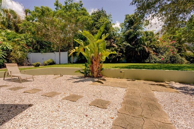 Building Photo - 215 Garden Cir