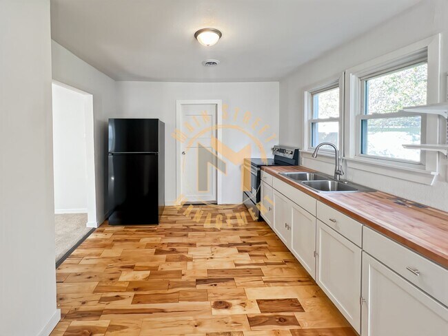 Building Photo - 2 Bed 1 Bath Single Family Home