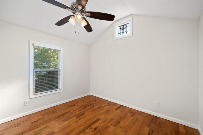 Building Photo - 622 E 27th St