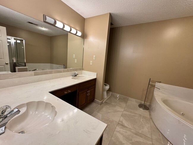Building Photo - 2025 Mt Badon Ln