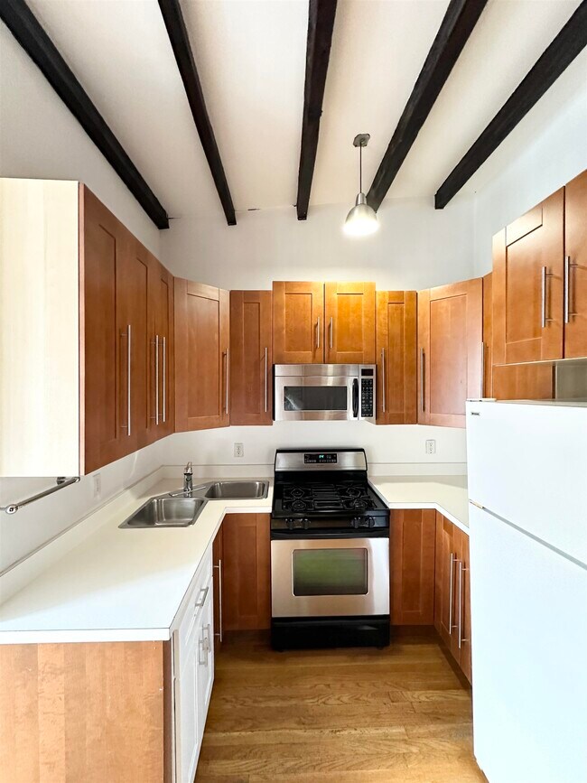 Building Photo - 167 Christopher Columbus Dr