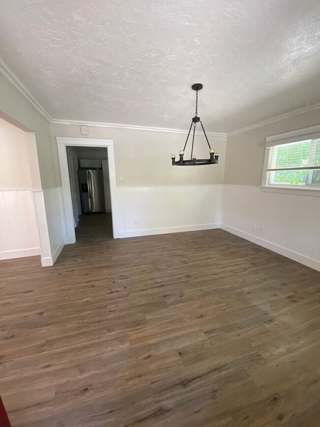 Building Photo - Amazingly Located Home