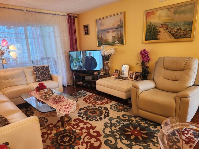 Building Photo - 2400 NE 1st Ln