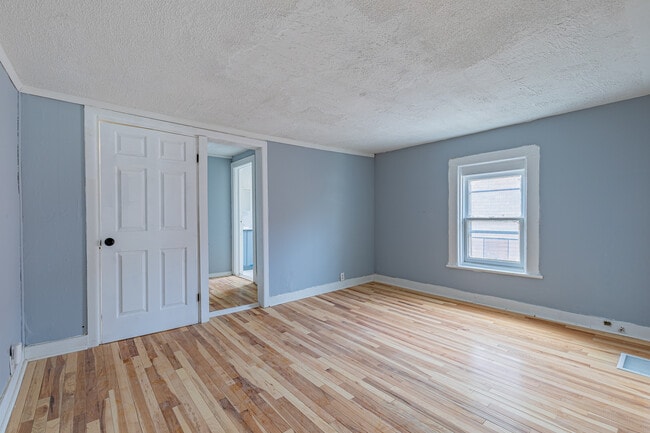 Building Photo - 383 Champlain St