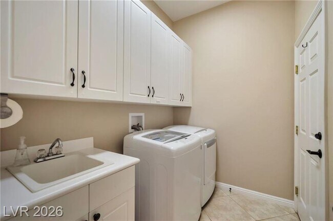 Building Photo - LUXURY HOME IN SEVEN HILLS