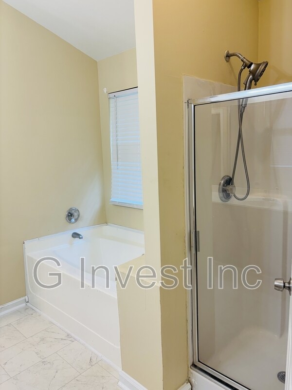 Building Photo - 4995 Upper Elm St