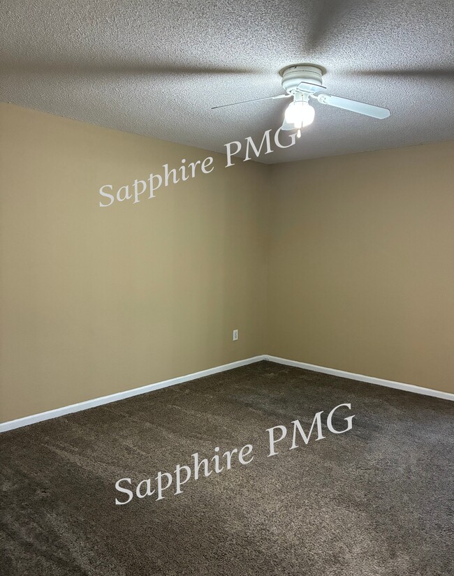 Building Photo - 5621 N Northwood Terrace