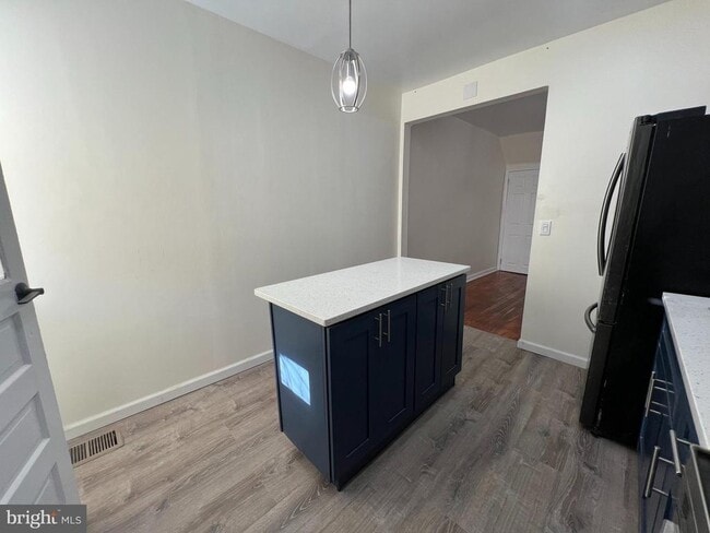 Building Photo - 254 W Sheldon St