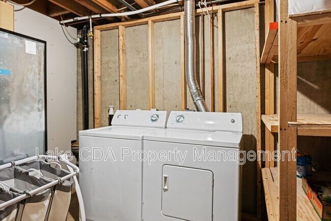 Building Photo - 3870 N Honeysuckle Dr