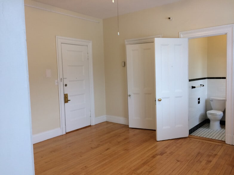 Building Photo - 1470 Beacon St