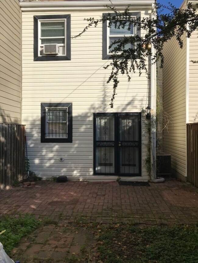 Building Photo - 2 Bed 2.5 Bath row house located just a short distance from RFK stadium in NE Washington, DC.