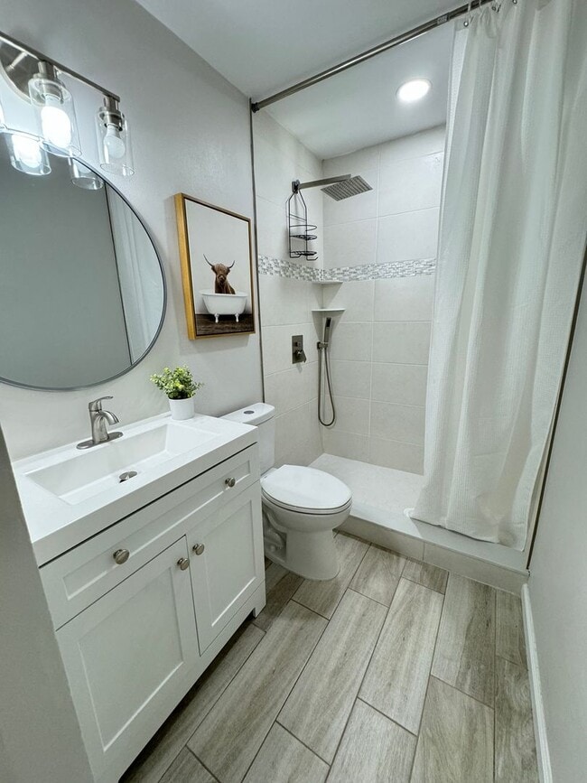 Building Photo - Location Annual Single Fam Rental Pets ok