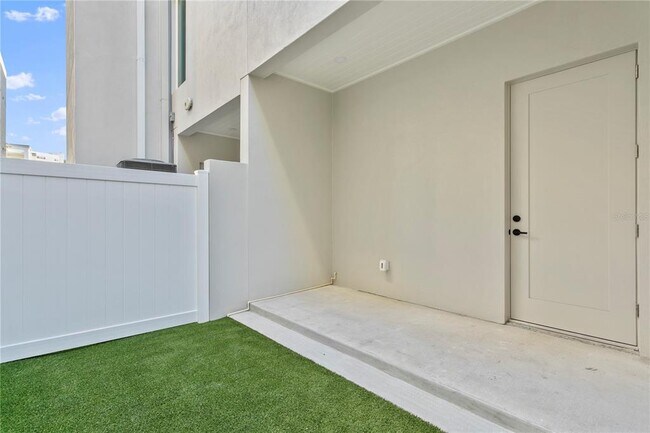 Building Photo - 368 6th St S