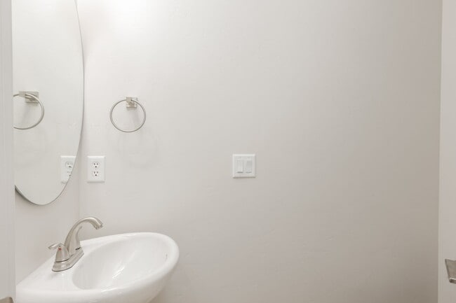 Building Photo - Pet Friendly! - Charming 3 Bedroom Townhome