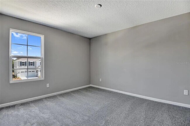 Building Photo - 560 Summit River Dr