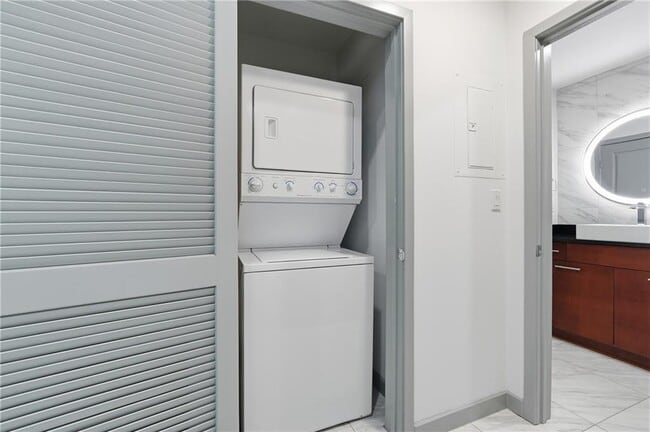 Building Photo - 3324 Peachtree Rd NE